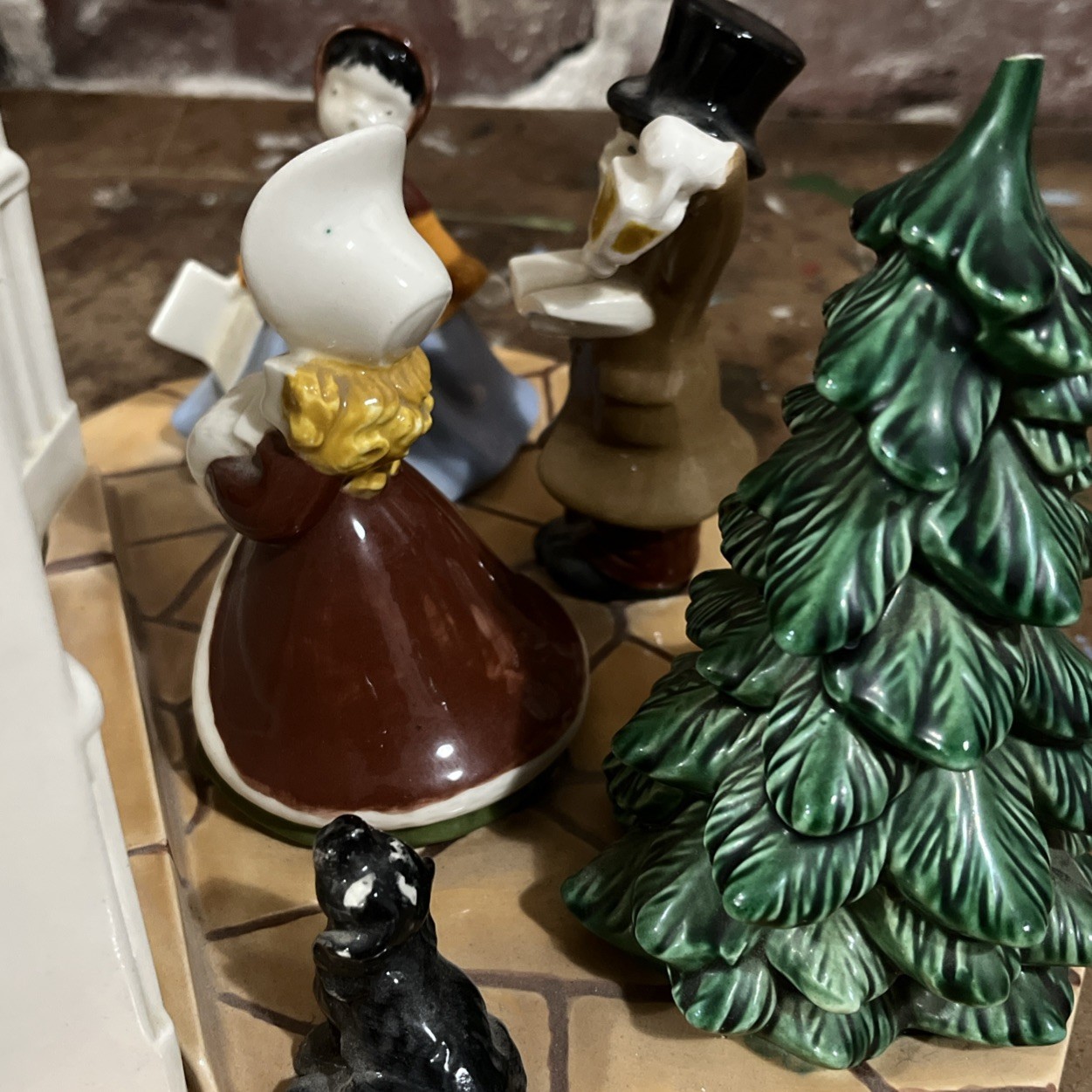 Vintage Christmas Holland Mold Caroling Village Display *1D