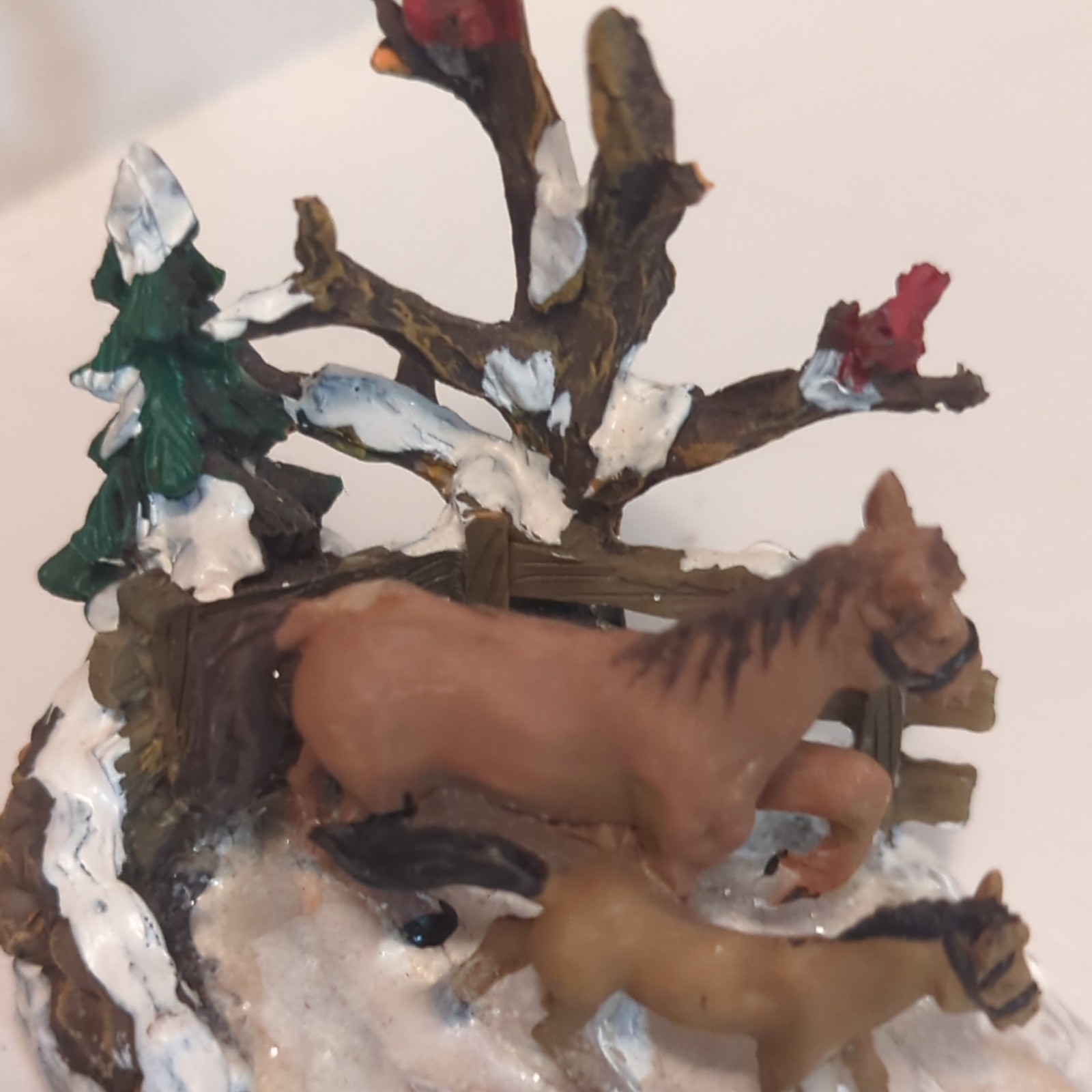 Cobblestone Corners 2003 Horses, Snow covered tree in Cardinals. nice accessory