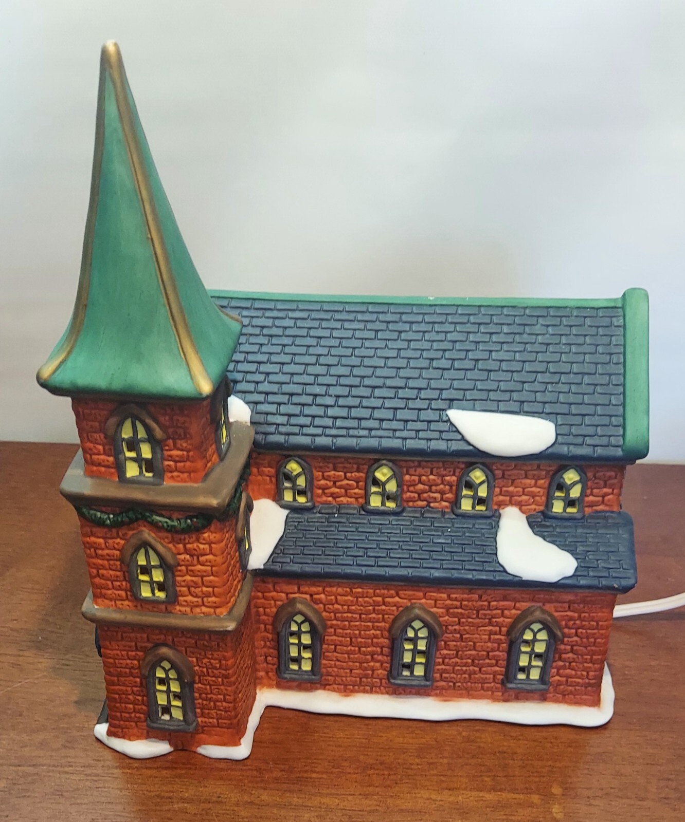 VINTAGE HAND PAINTED FINE PORCELAIN RED BRICK CHURCH LIGHTED GALLERIA CHRISTMAS