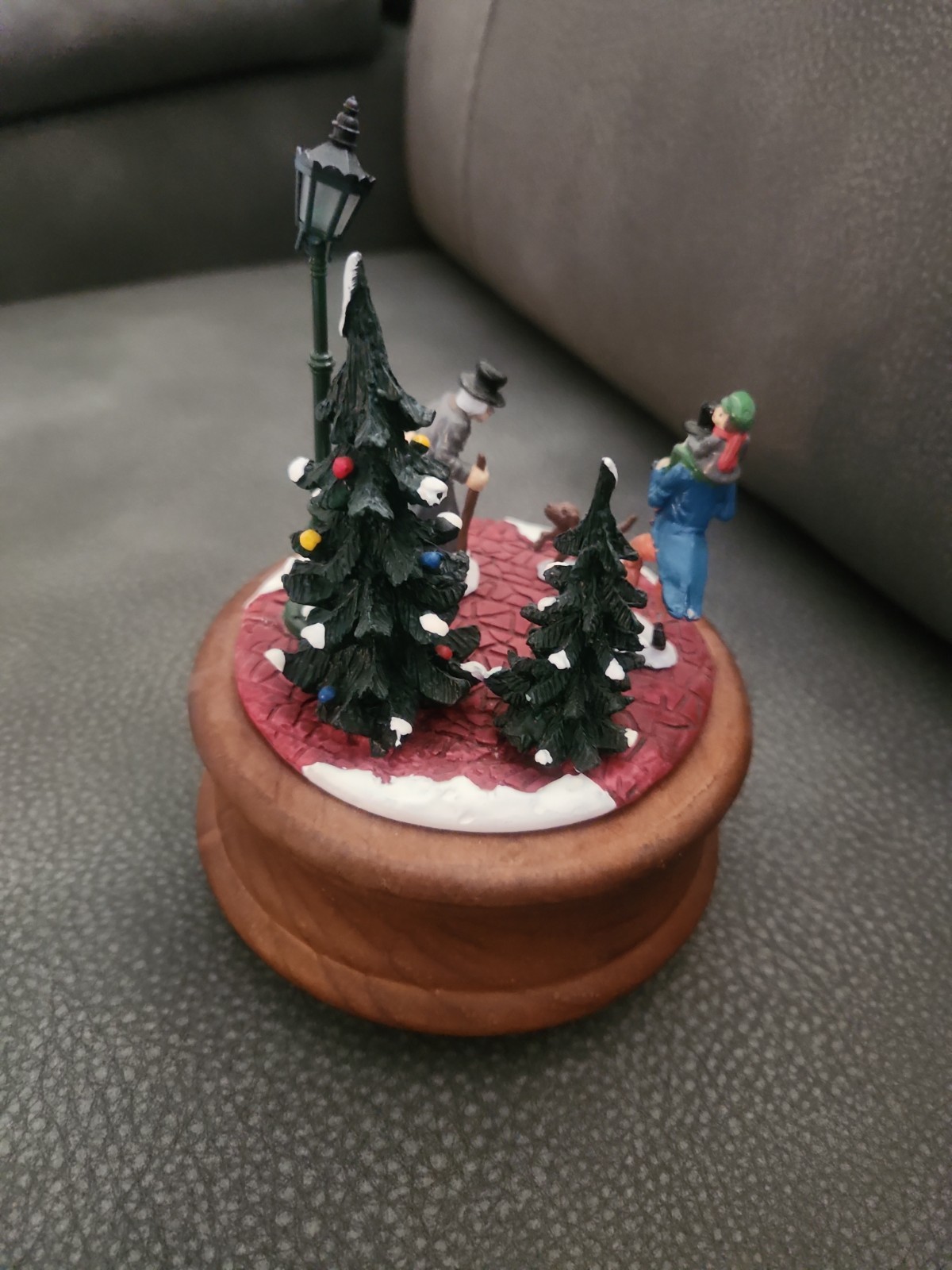 Music Box Dickens Lights up & Plays Wish You Merry Christmas Tiny Tim & Scrooge