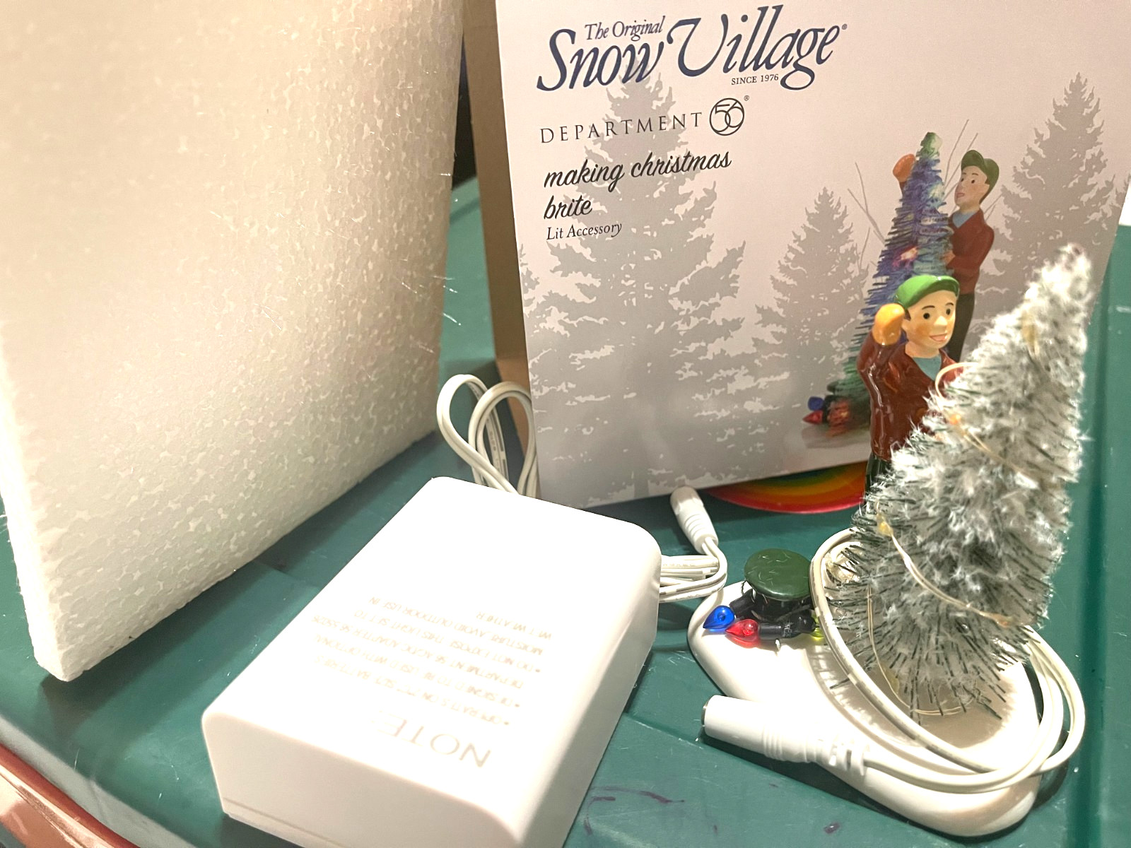 DEPT 56 SNOW VILLAGE MAKING CHRISTMAS BRITE 6003141 HAS LIGHTS