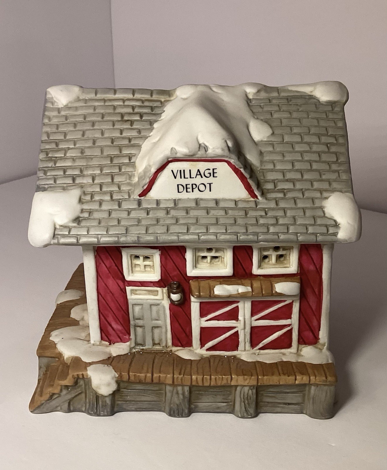 AVON 1994 SANTA TOWN VILLAGE DEPOT EXCELLENT CONDITION CAN BE LIGHTED!! NO BOX!