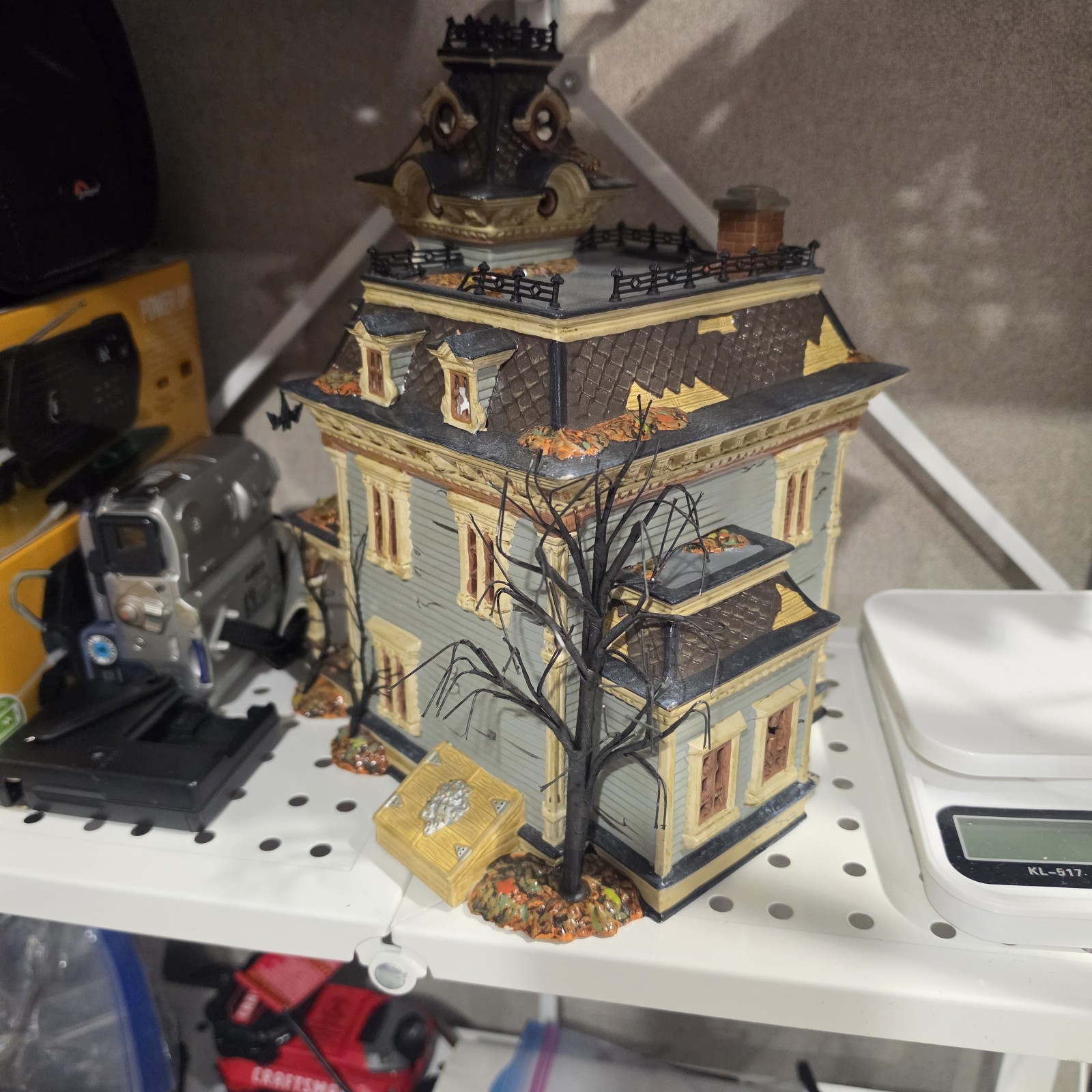 Dept 56 GRIMSLY MANOR Halloween Snow village Haunted House Mansion EUC WORKS