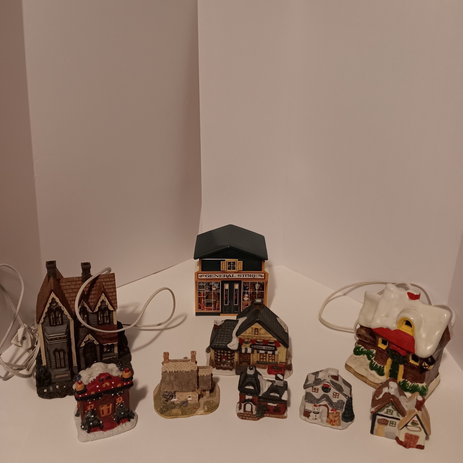 Lot of Christmas Decoration Mini Houses, 2 light up, See Photos