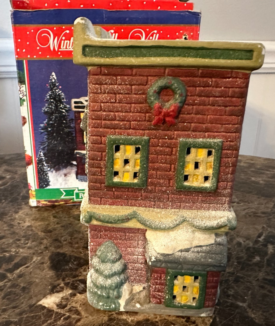 VINTAGE WINTER VALLEY VILLAGES DOLLAR GENERAL STORE PORCELAIN HOUSE HOLIDAY BOX