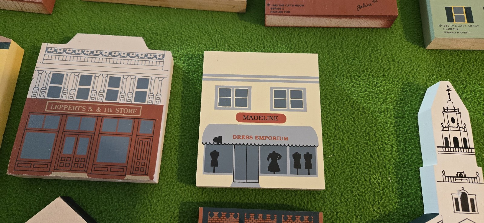 CAT’S MEOW BUILDINGS – SERIES X – VERY GOOD CONDITION – 10 PIECES WITH BAG