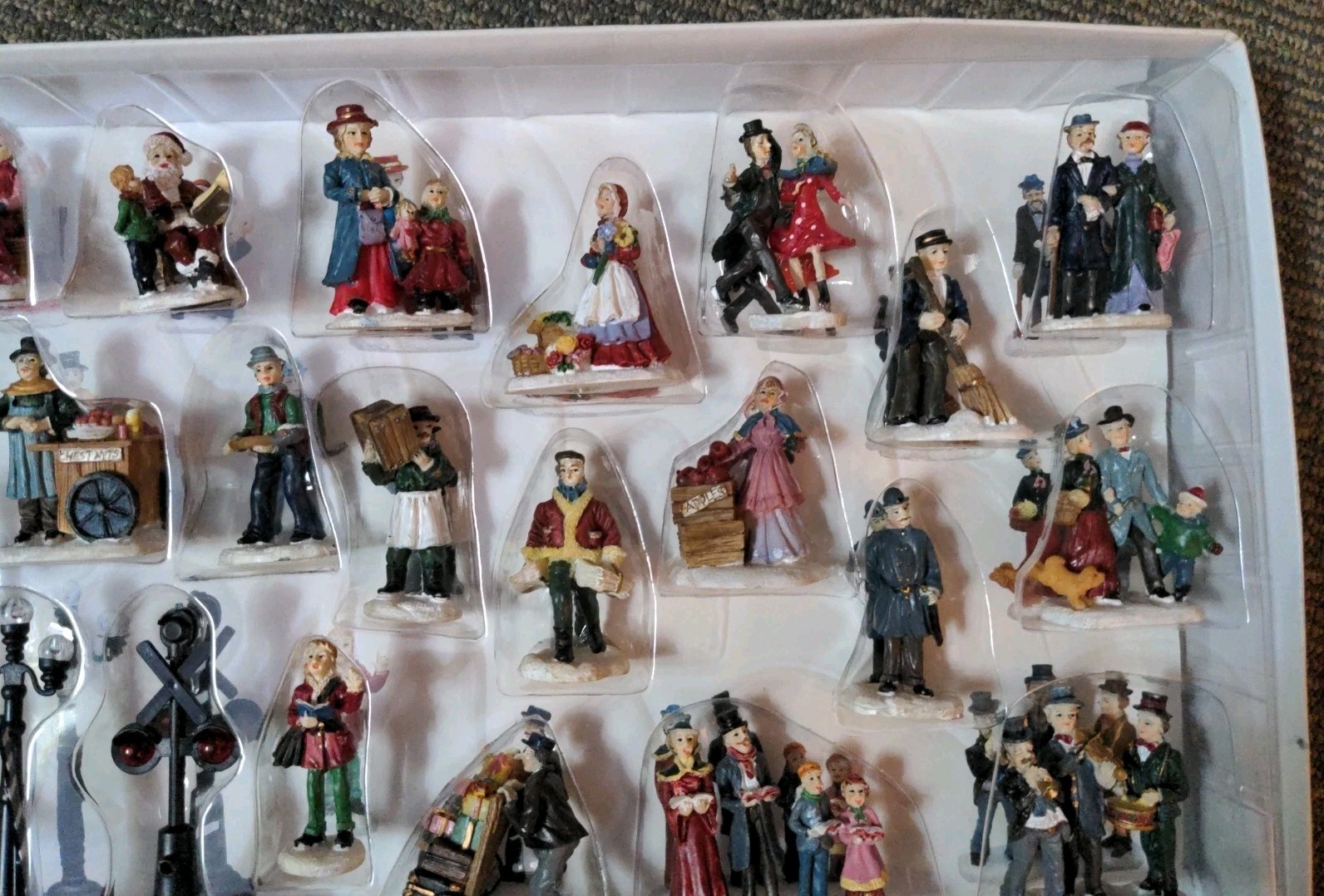 2001 Grandeur Noel 24 pc Victorian Train Village Christmas Figures Townspeople