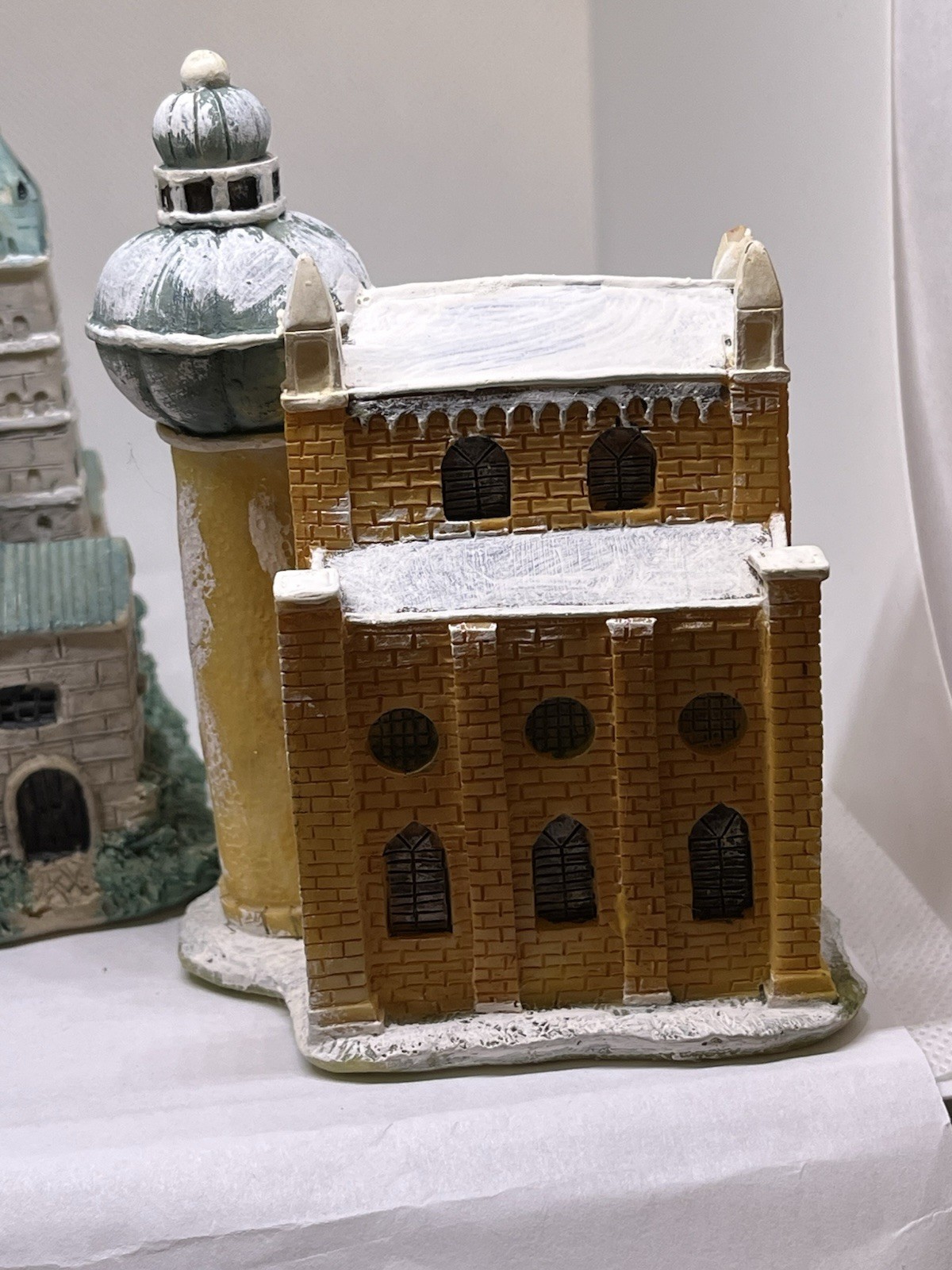Christmas churches x 3 village display multicolor dimentions in photo’s vguc