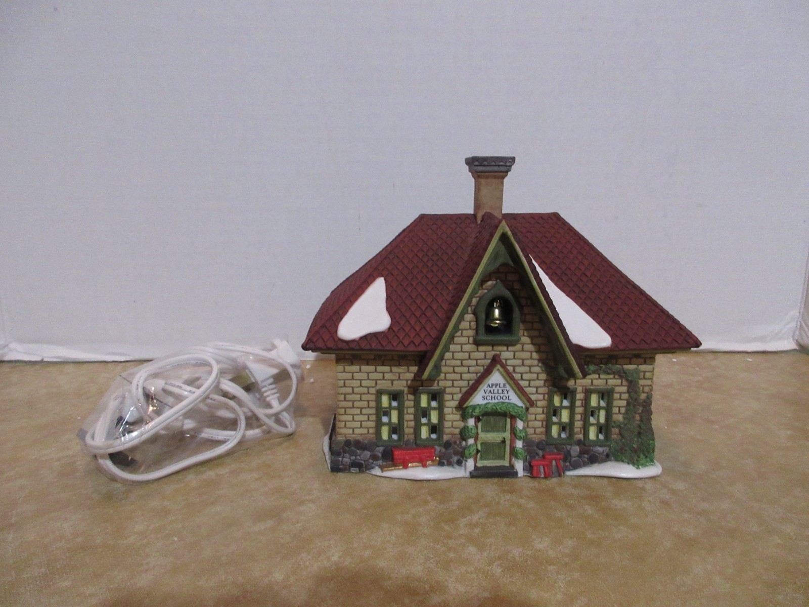 Dept. 56 Heritage New England 1996 Apple Valley School #56172