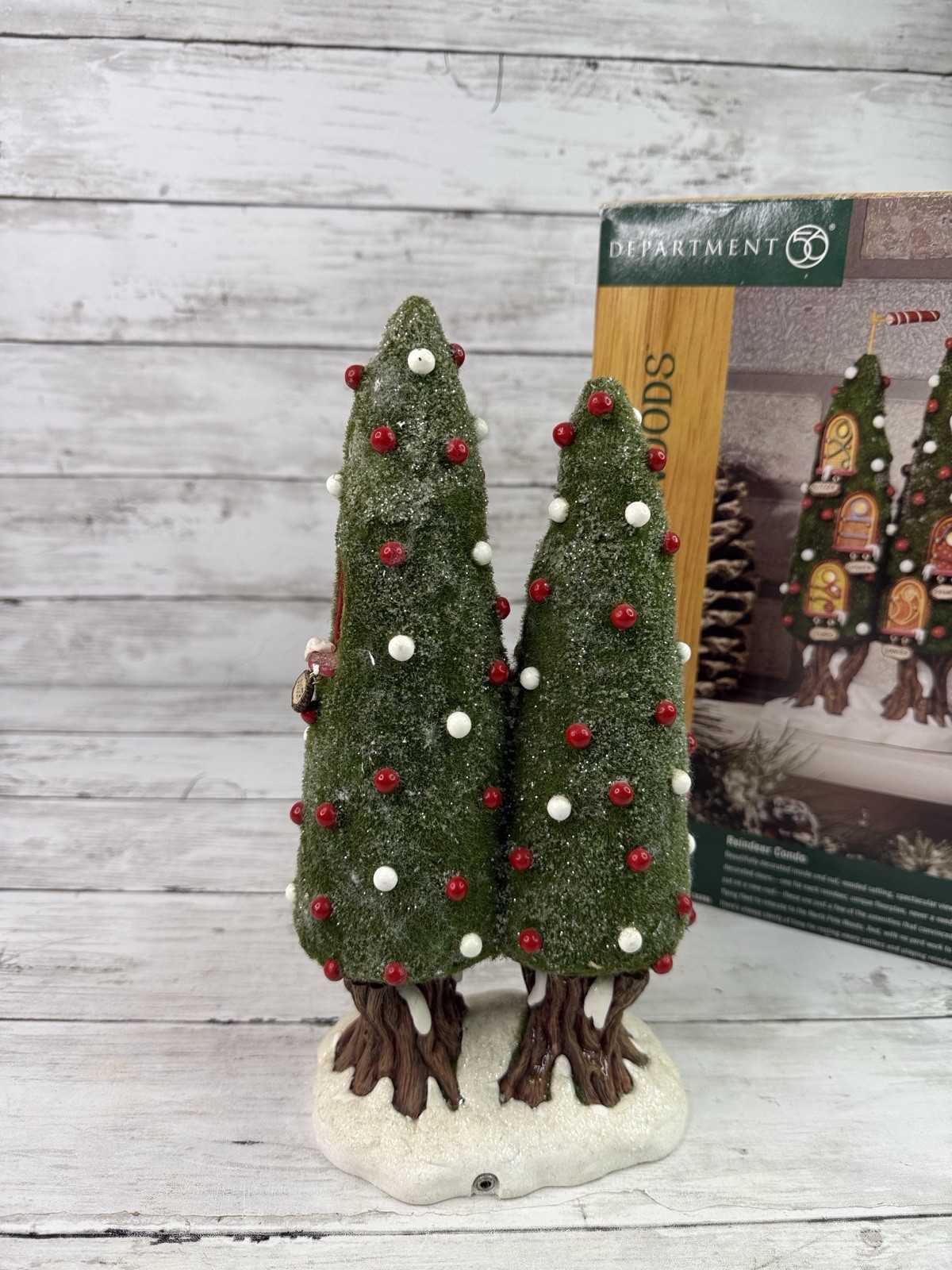 Dept 56 56886 North Pole Woods Reindeer Condo Read description