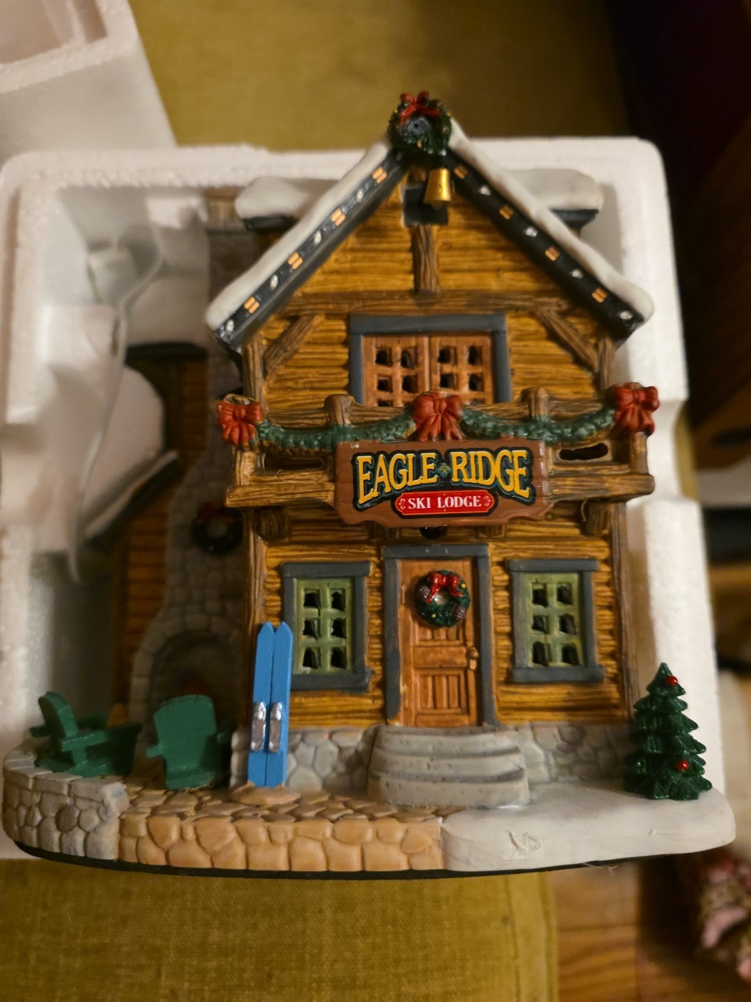2020 HOLIDAY TIME Village, “EAGLE RIDGE SKI LODGE” NIB