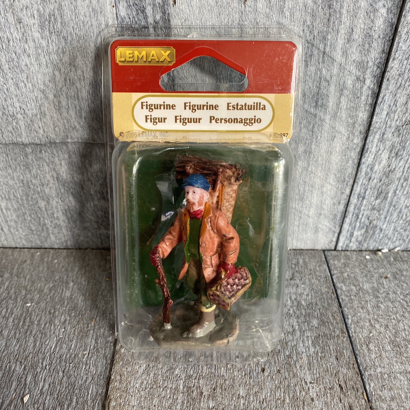 2006 Lemax Polyresin Figurine Gathering Kindling
