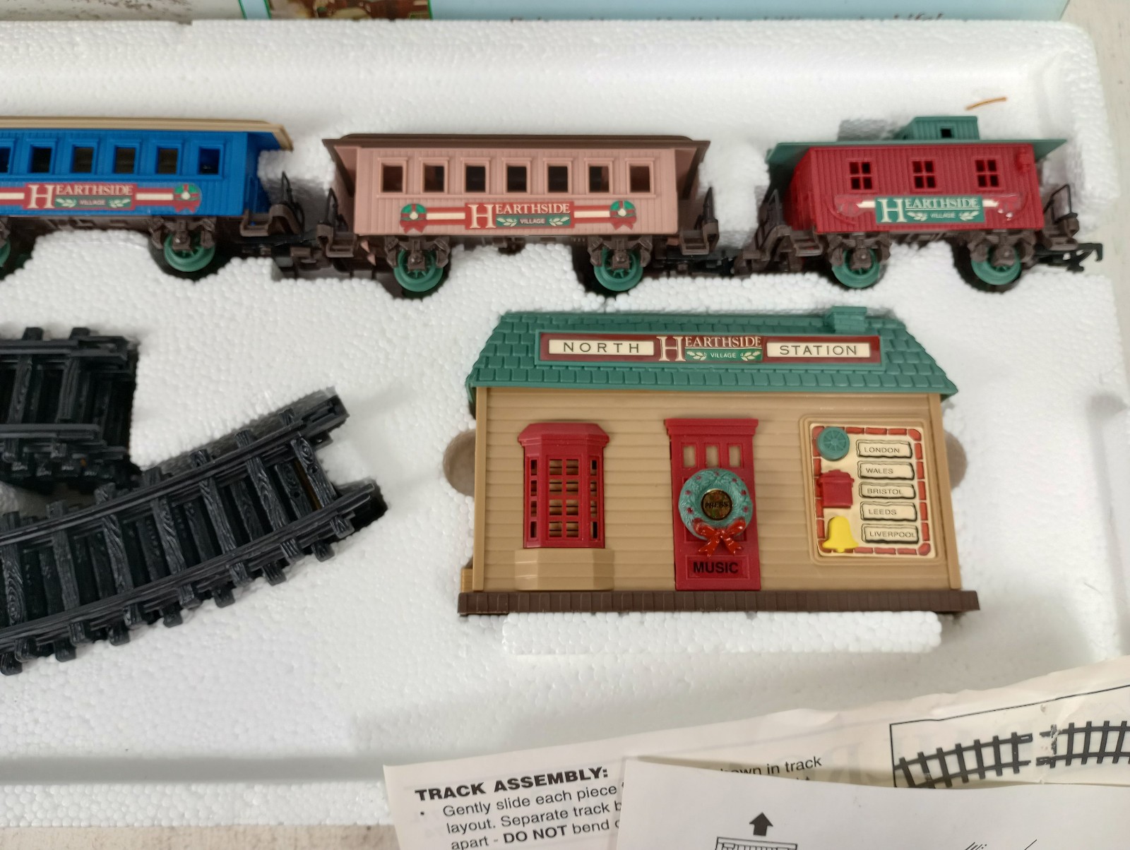 Hearthside Village Vintage Holiday Working Train Set (Read)