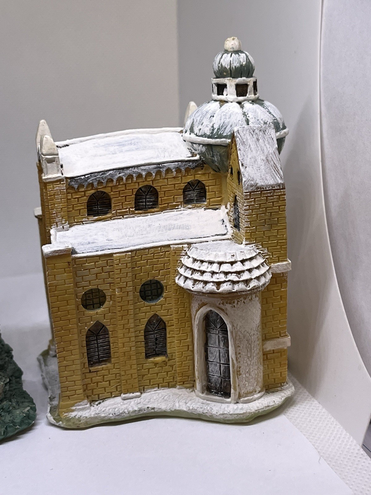 Christmas churches x 3 village display multicolor dimentions in photo’s vguc