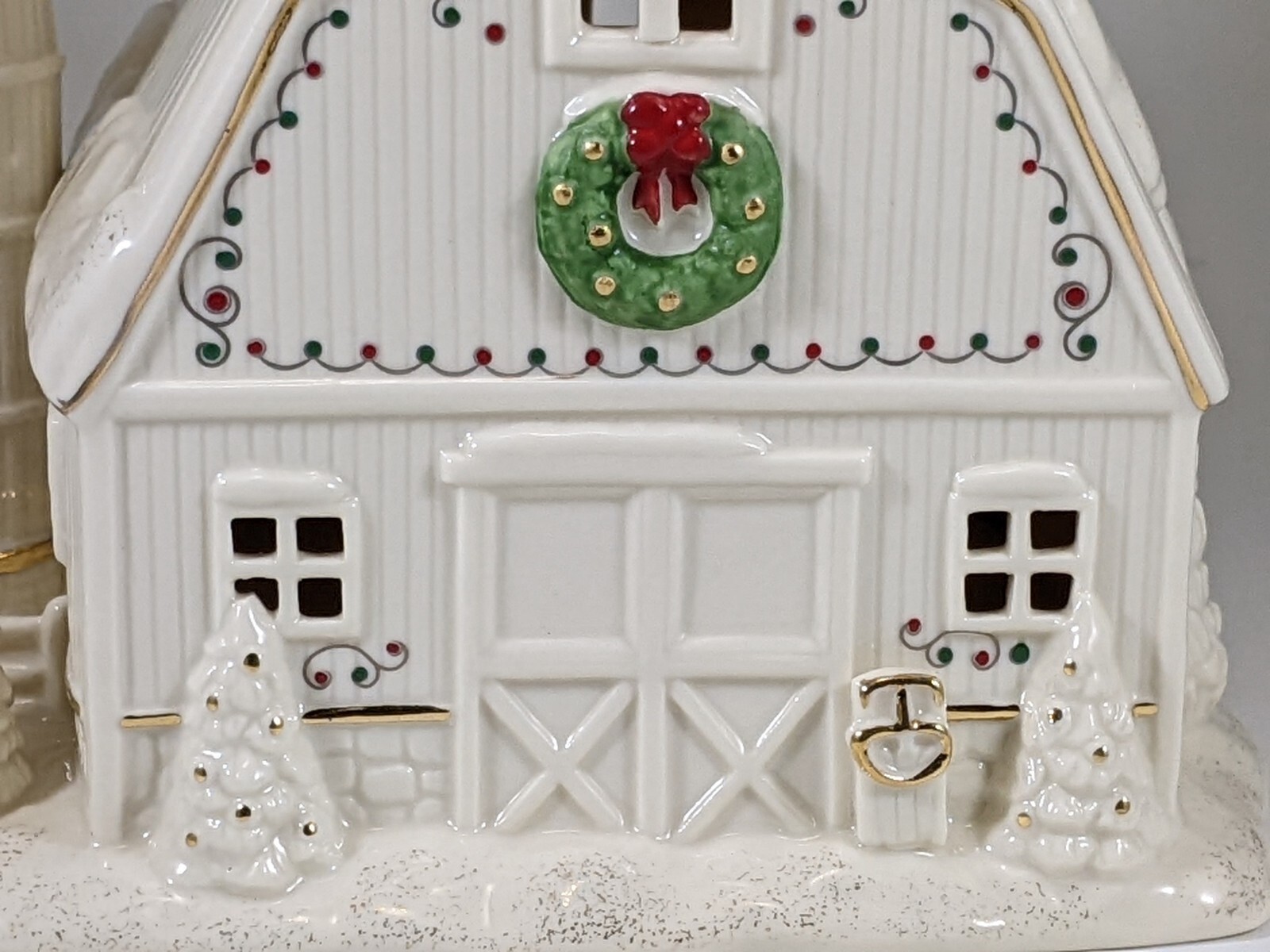 Lenox Village Treasures Collection Mistletoe Park Series Barn Establo 2022 New