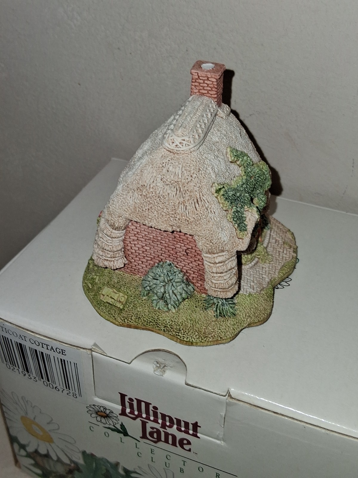 EUC w/ Box Lilliput Lane Collectors Club 1994 Petticoat Cottage 3″ w/ Deeds