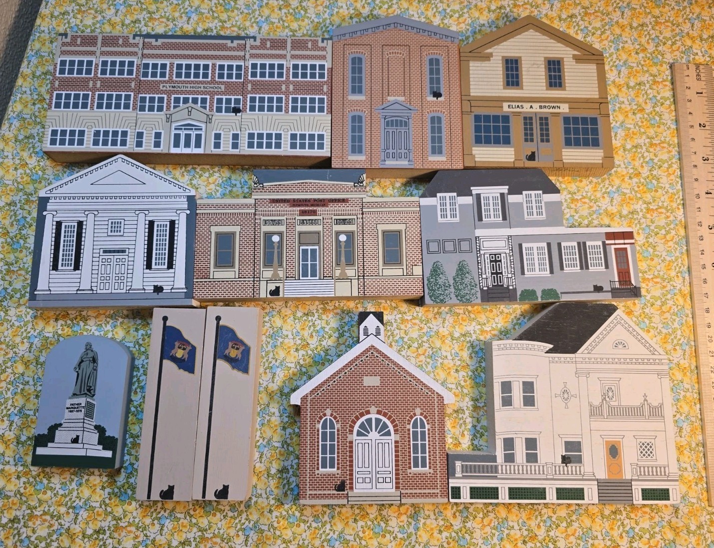 The Cat’s Meow Village Lot of 11 Michigan buildings Flags & Statue 1990-2000