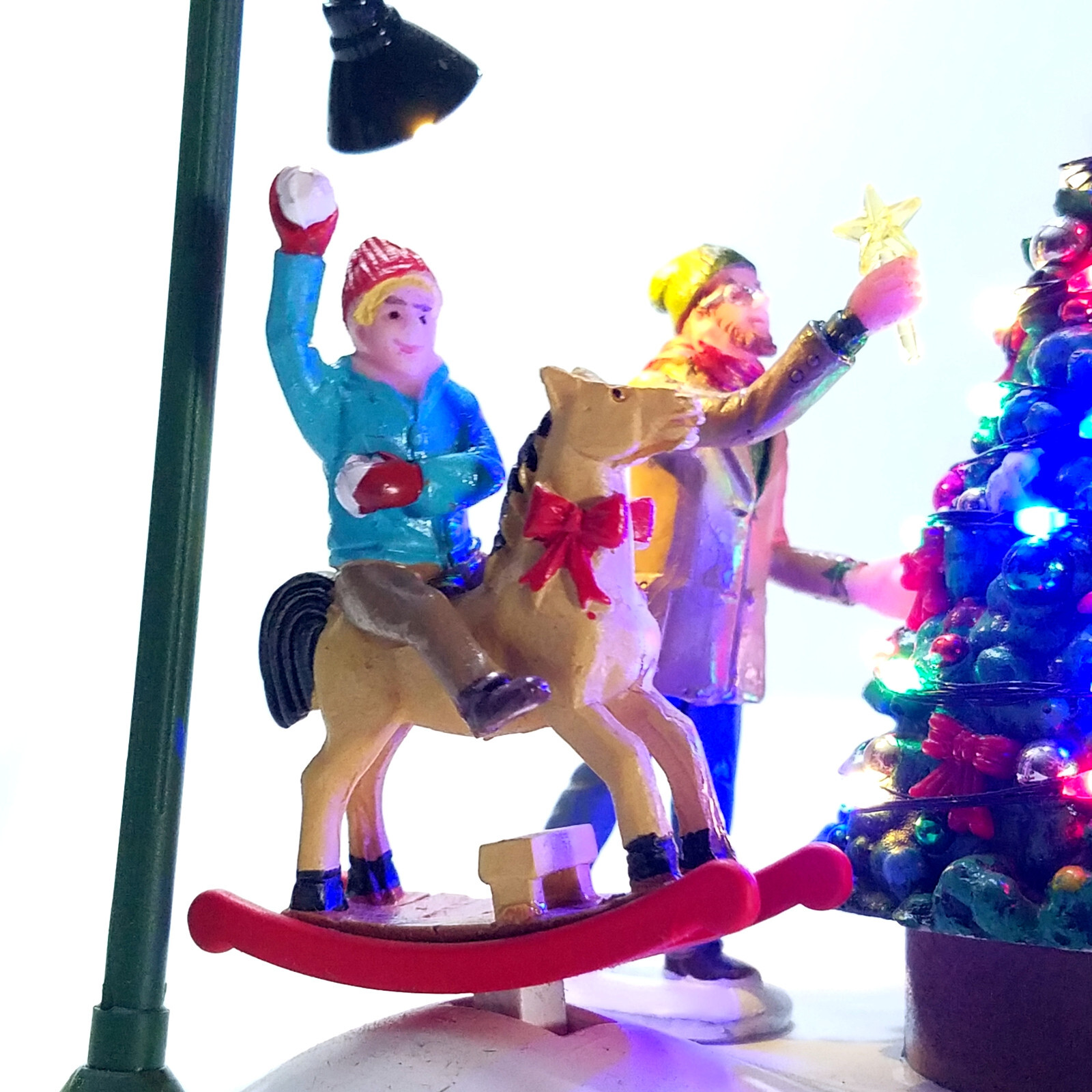 Lemax Rockin’ Around The Christmas Tree Caddington Village 44321 U2 Happy Family