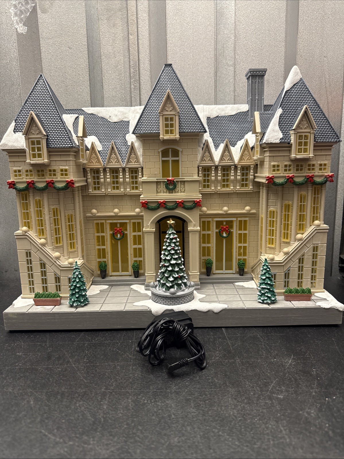 Open Box Carole Towne 2025 Gray’s Lighted Mansion.