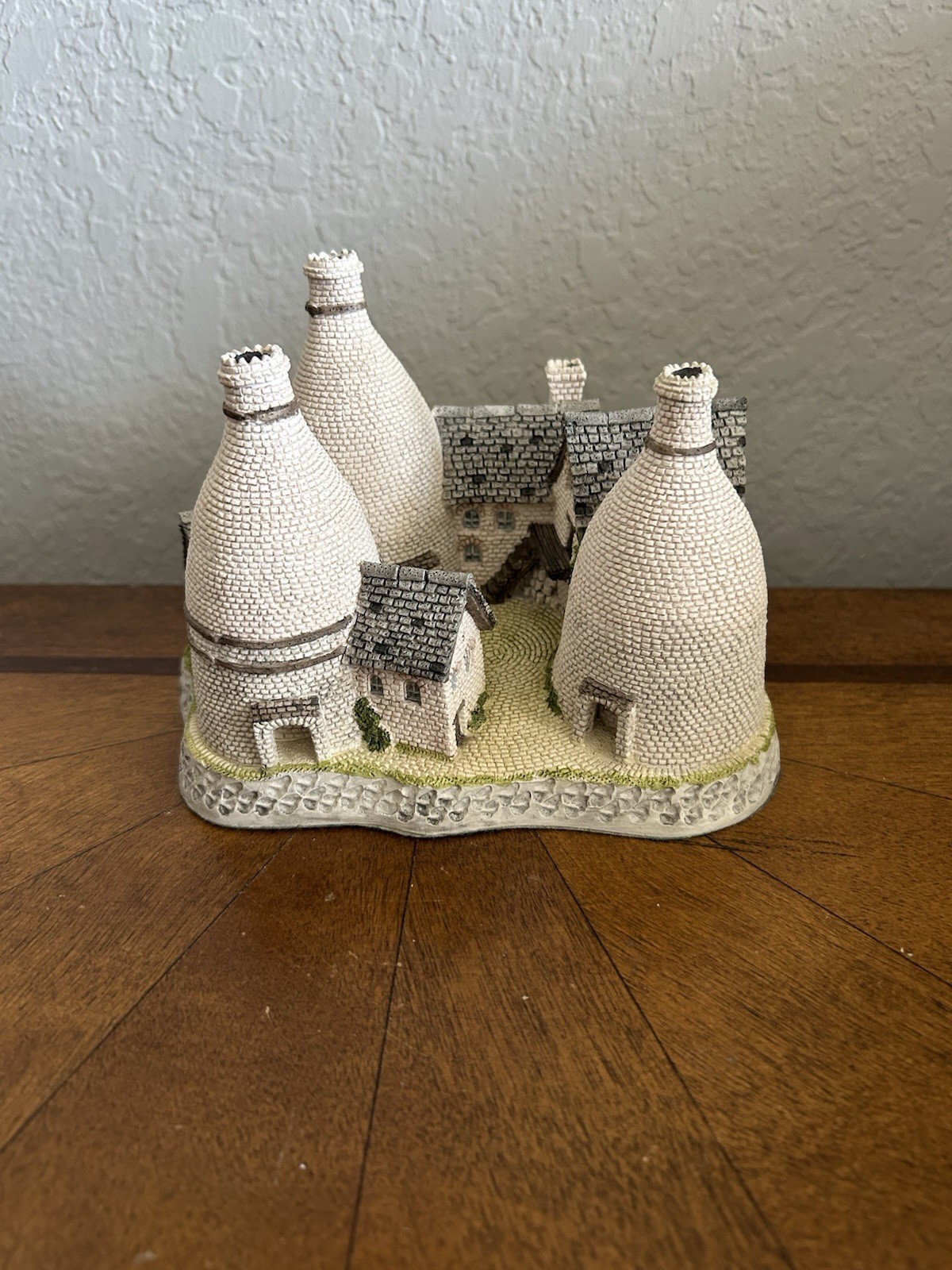David Winter Cottages “The Bottle Kilns” Miniature Sculpture ‘87 Midlands Col.