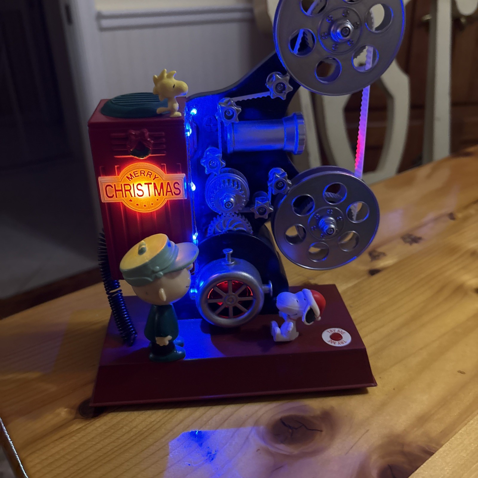 PEANUTS Animated Musical Table Piece Christmas Film Projector Charlie Brown