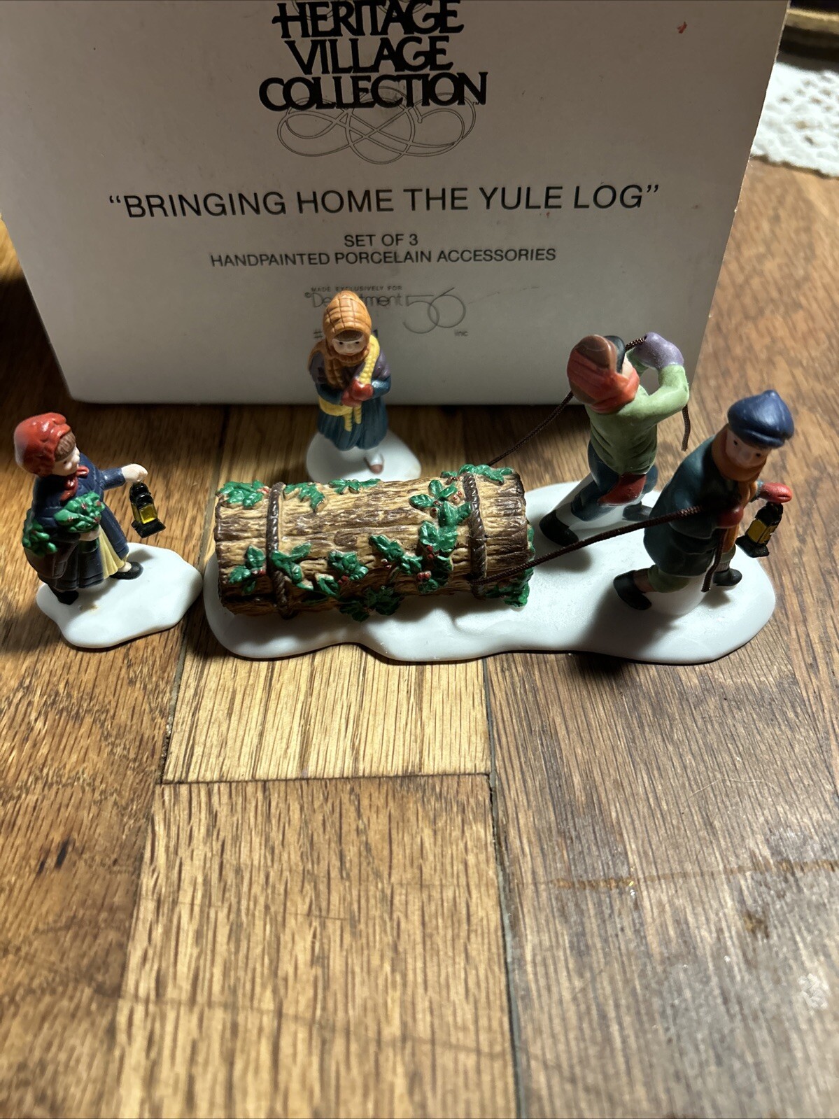 HERITAGE VILLAGE COLLECTION “BRINGING HOME THE YULE LOG” #5558-1 IN ORIGINAL BOX