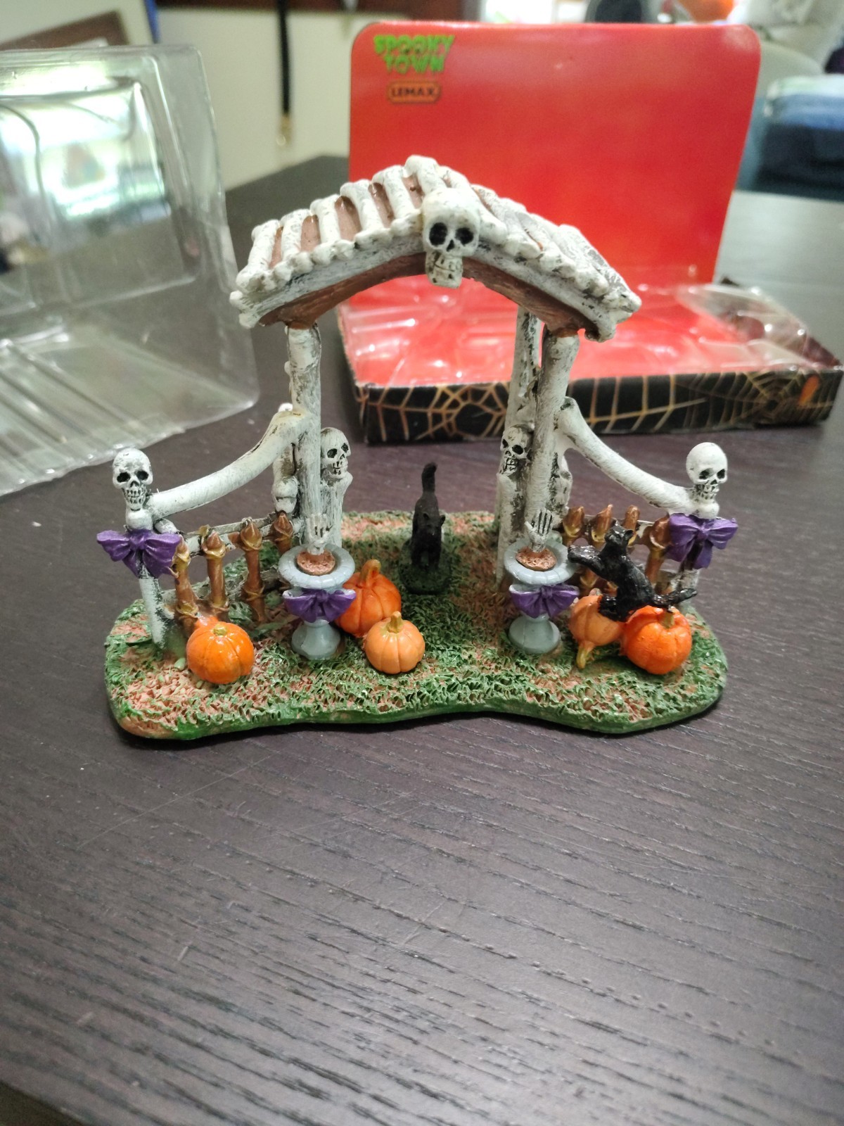 Lemax Spooky Town Bone Arbor 325867 Skeleton Skulls Halloween Black Cat Village