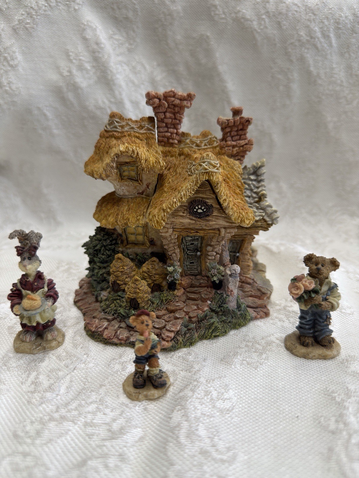 Boyds Bearly-Built Villages Bailey’s Cozy Cottage House & Figures