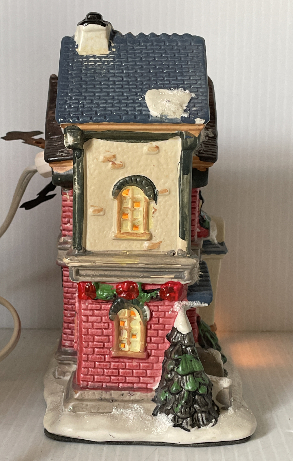 Victoria Falls Collector Series 4 Porcelain Lighted Residential House With Box