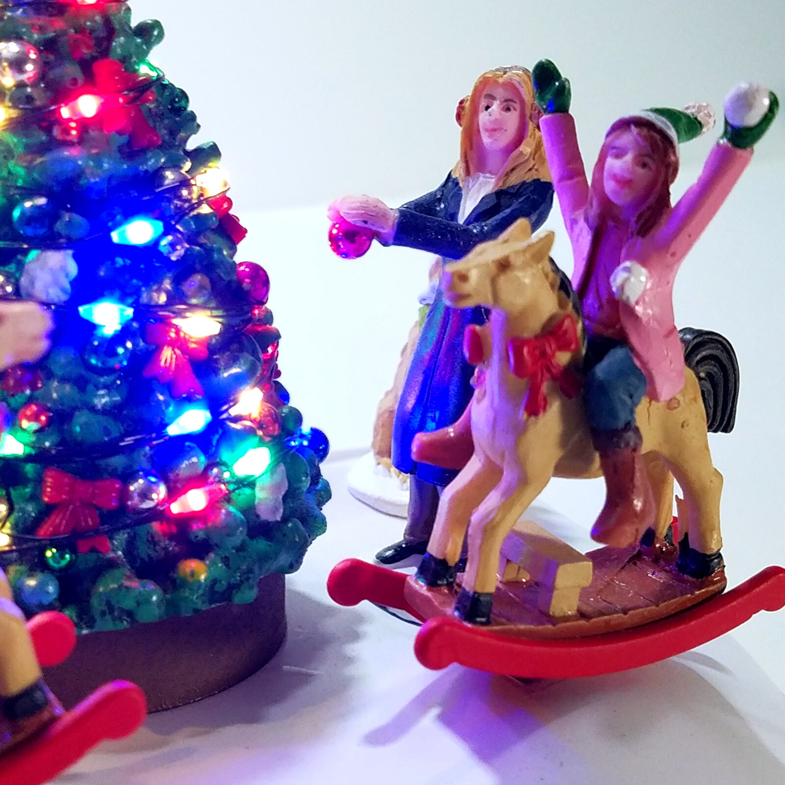 Lemax Rockin’ Around The Christmas Tree Caddington Village 44321 U2 Happy Family