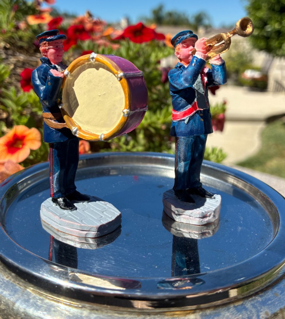 2 Lemax Christmas Village Town MARCHING BAND MUSICIANS Figurines Drum Trumpet