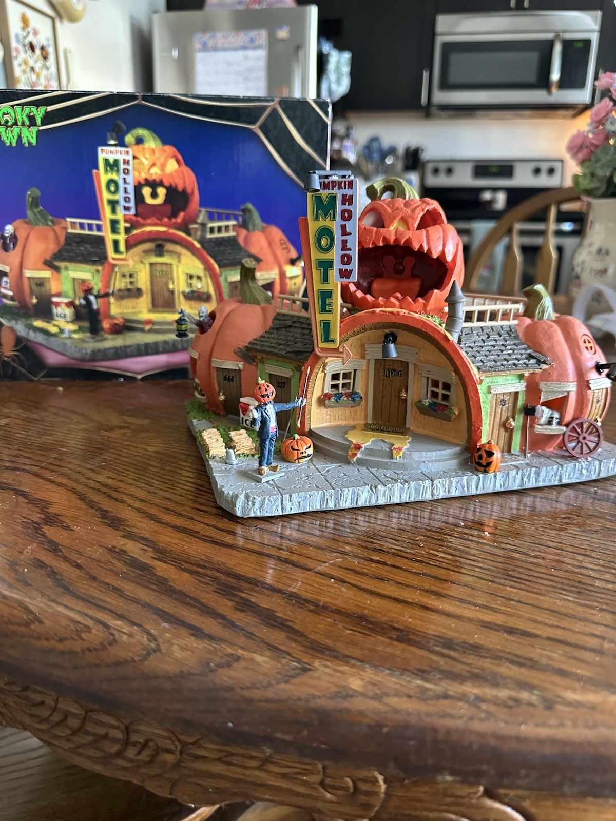 Lemax Spooky Town Pumpkin Hollow Motel w/ Box, Pre-owned, great condition
