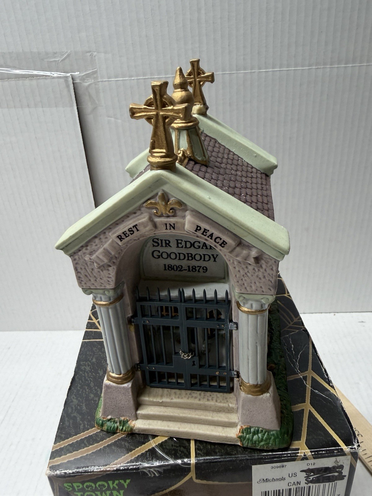 LEMAX Spooky Town Tomb of Sir Edgar Goodbody Figure 24766A 2002 READ