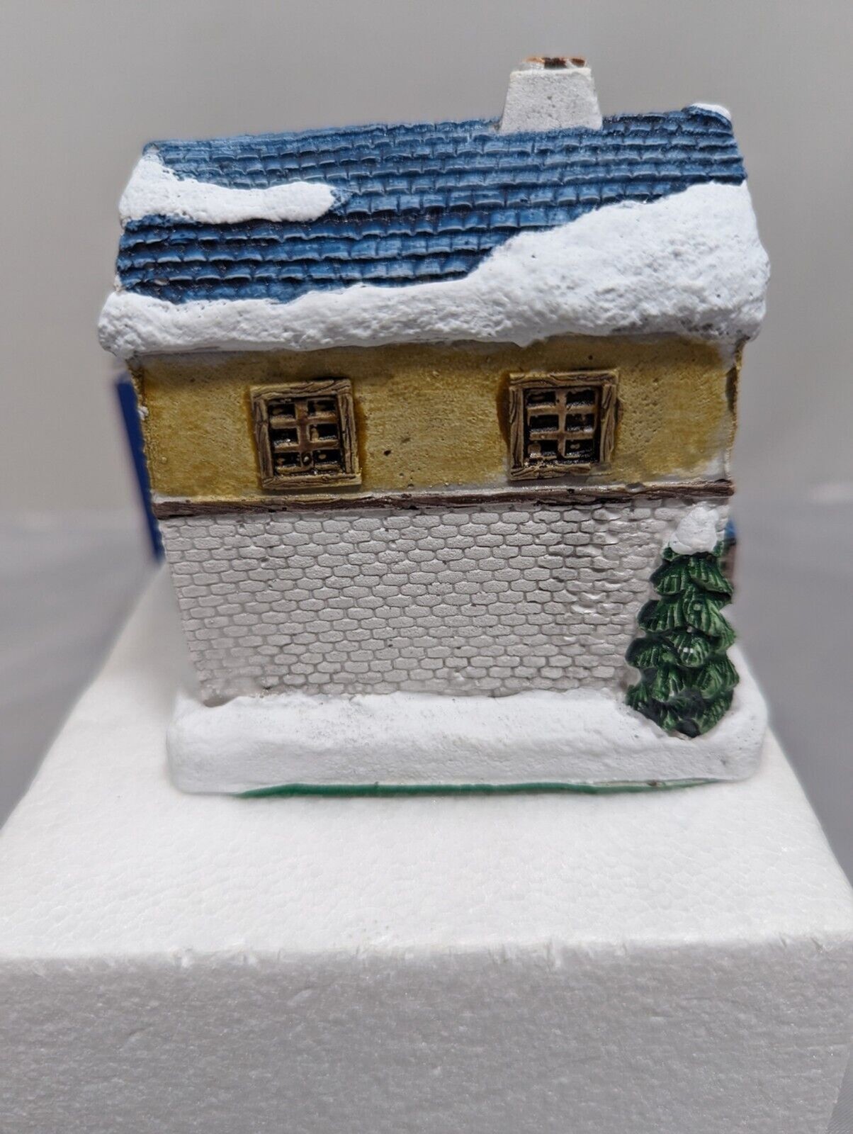A Dickens Christmas Collection Fezziwig’s House 1988 RSVP Inc Cold Cast Cottage