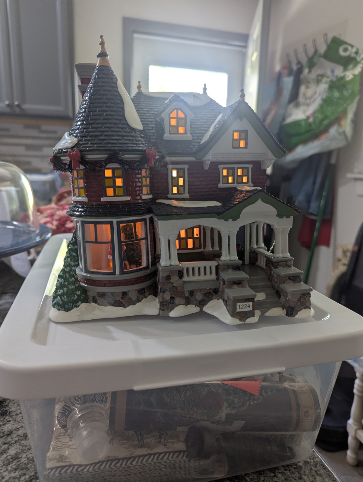 Dept 56 The Original Snow Village 1224 Kissing Claus Lane Gift Set #55091 Read