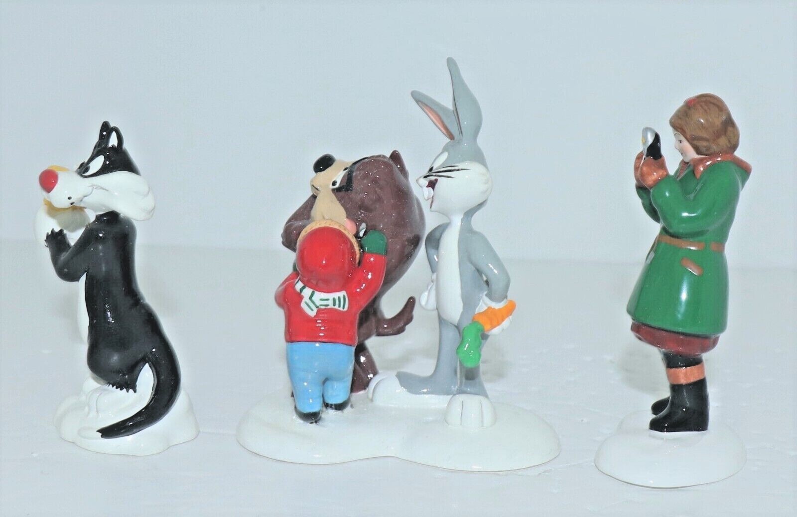 DEPT 56 SNOW VILLAGE ACCESSORIES “LOONEY TUNES FILM FESTIVAL” #LT21U RETIRED NIB