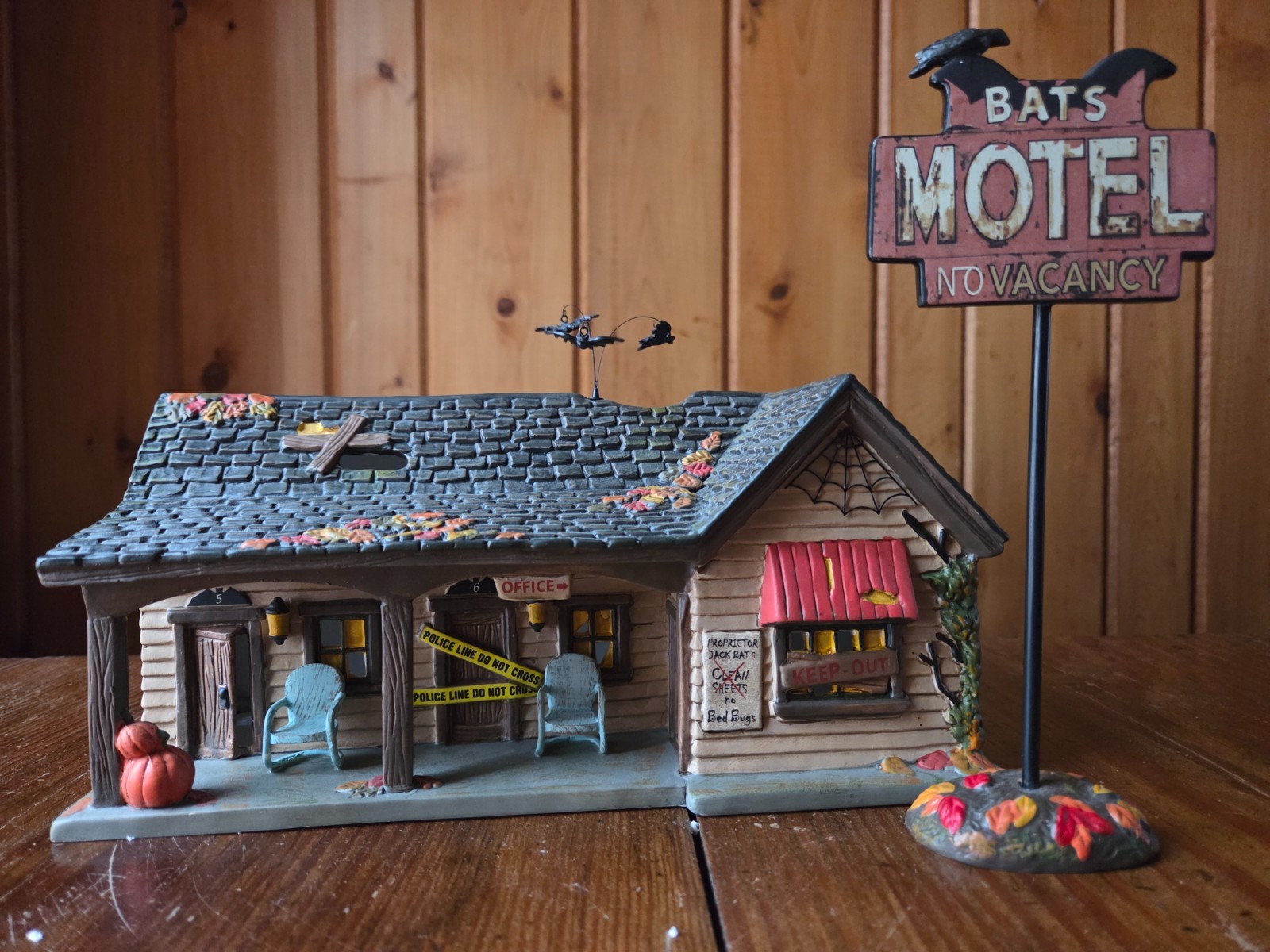 Very Rare Department 56 Halloween Bat’s Motel in Original Box Clean No light