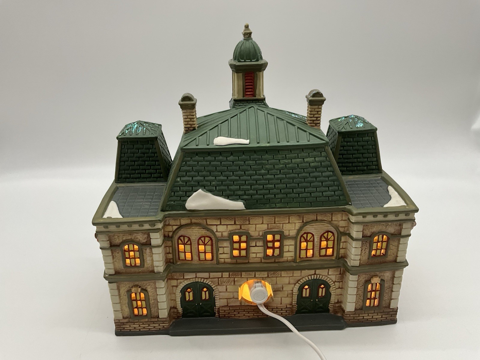 Santa’s Workbench Collection “Tamarack Towne Hall” Porcelain VTG Christmas House