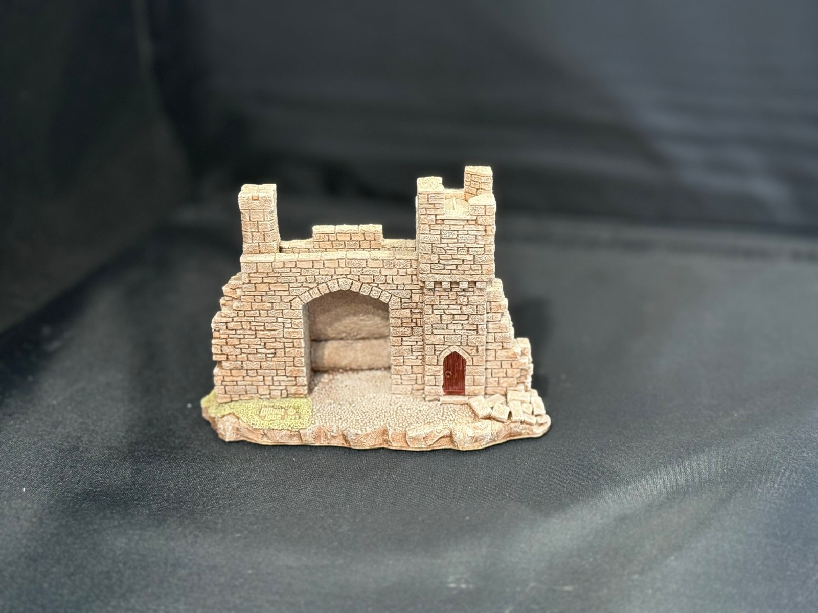 Lilliput Lane Gulliver’s Gate, Retired in September 1997, 3 1/16 inches