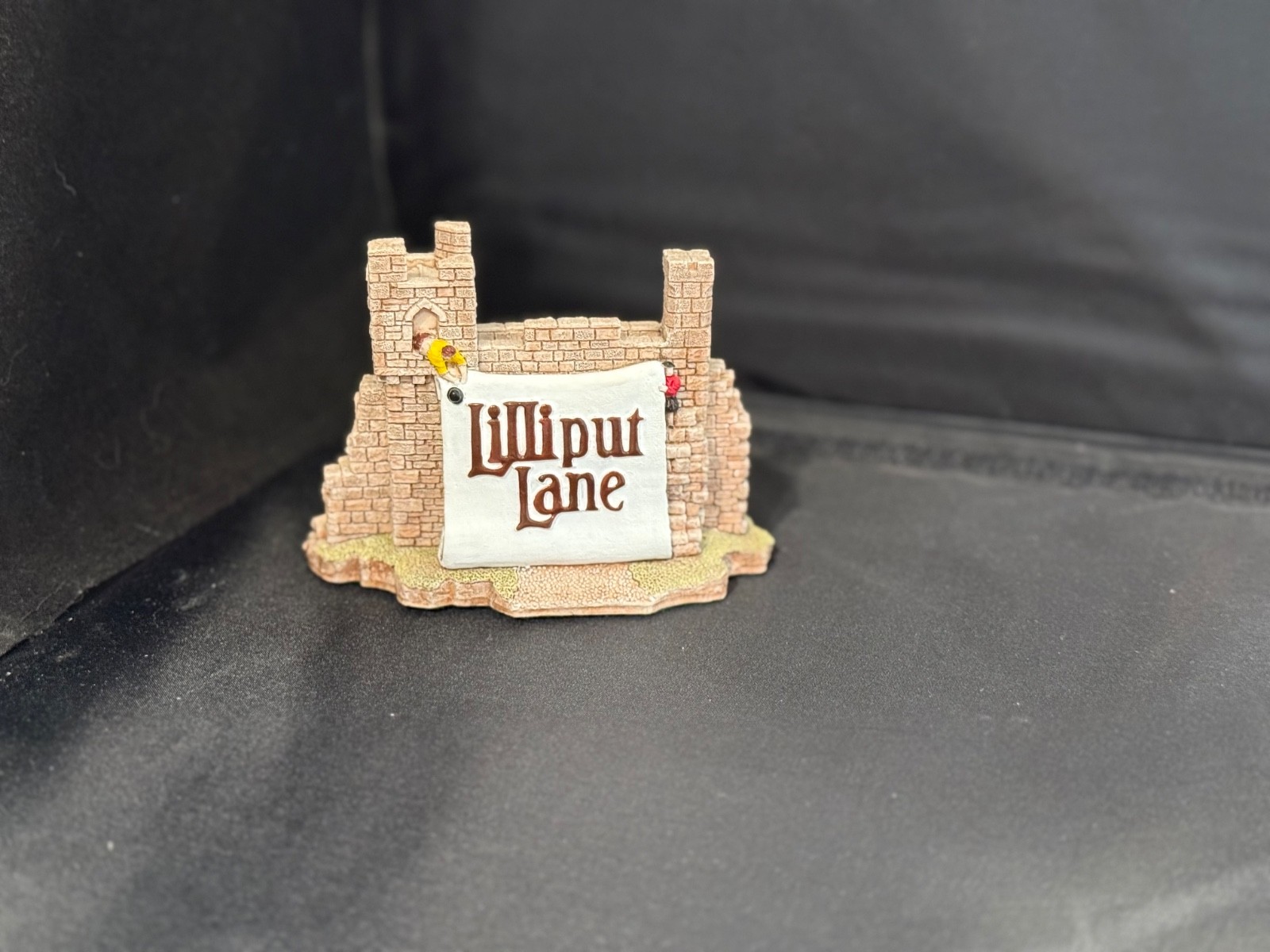 Lilliput Lane Gulliver’s Gate, Retired in September 1997, 3 1/16 inches