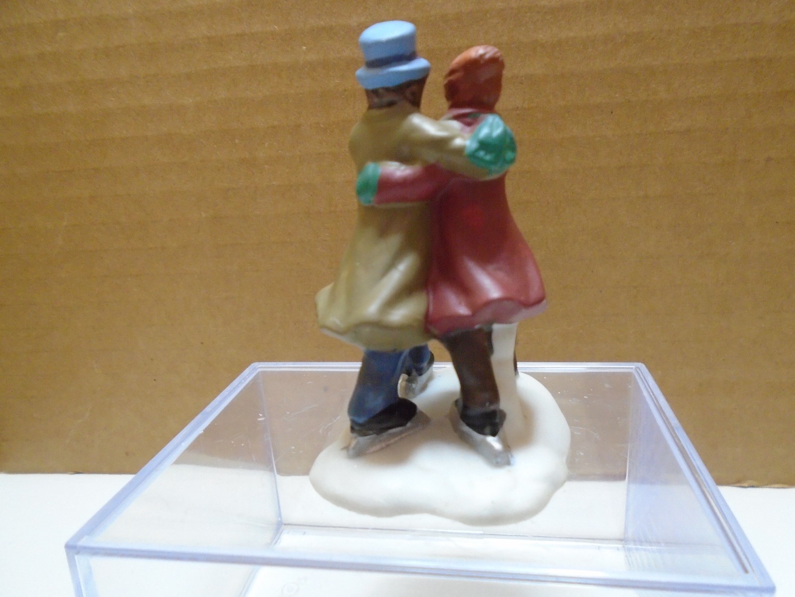 CHRISTMAS VILLAGE MINIATURE MAN & WOMAN ICE SKATING 2.75″ FIGURINE UNBRANDED