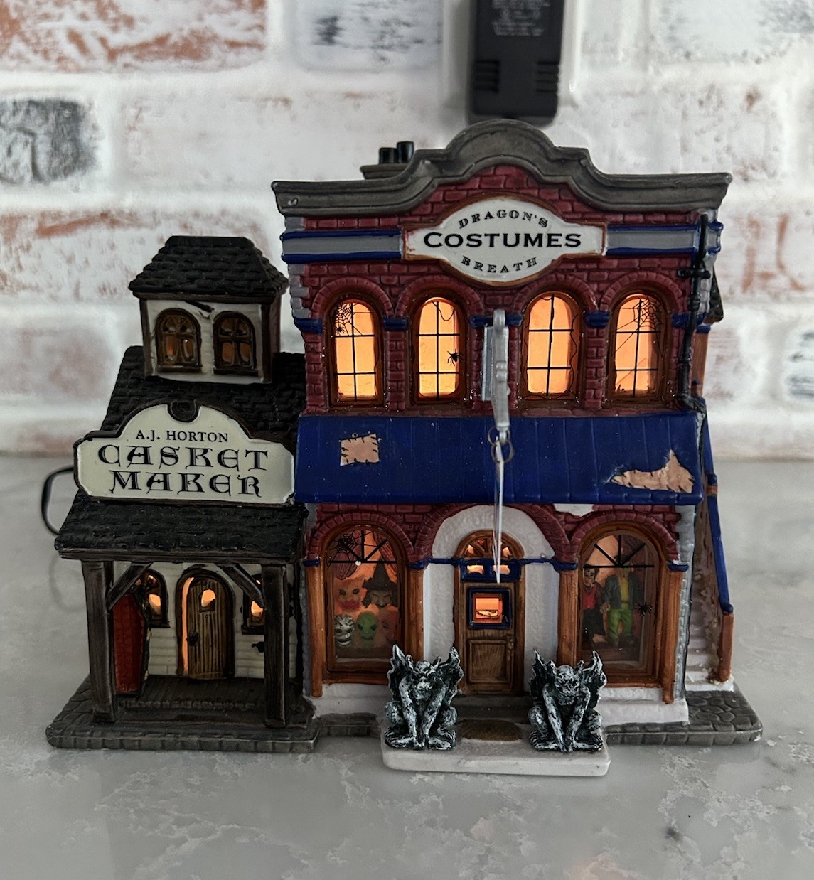 LEMAX Spooky Town Dragon’s Breath Costume Shop 2000 Halloween Village