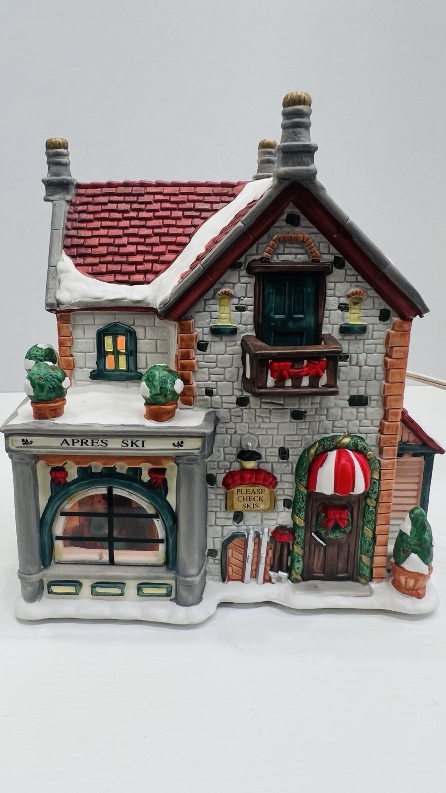 Christmas Delights “Apres Ski Lodge” Porcelain Lighted House Excellent !