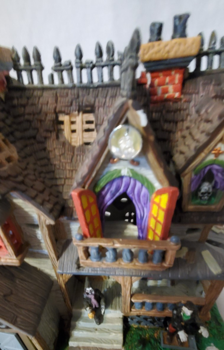 LEMAX Spooky Town Boogiemen’s Hangout Halloween Lighted Building – Damaged