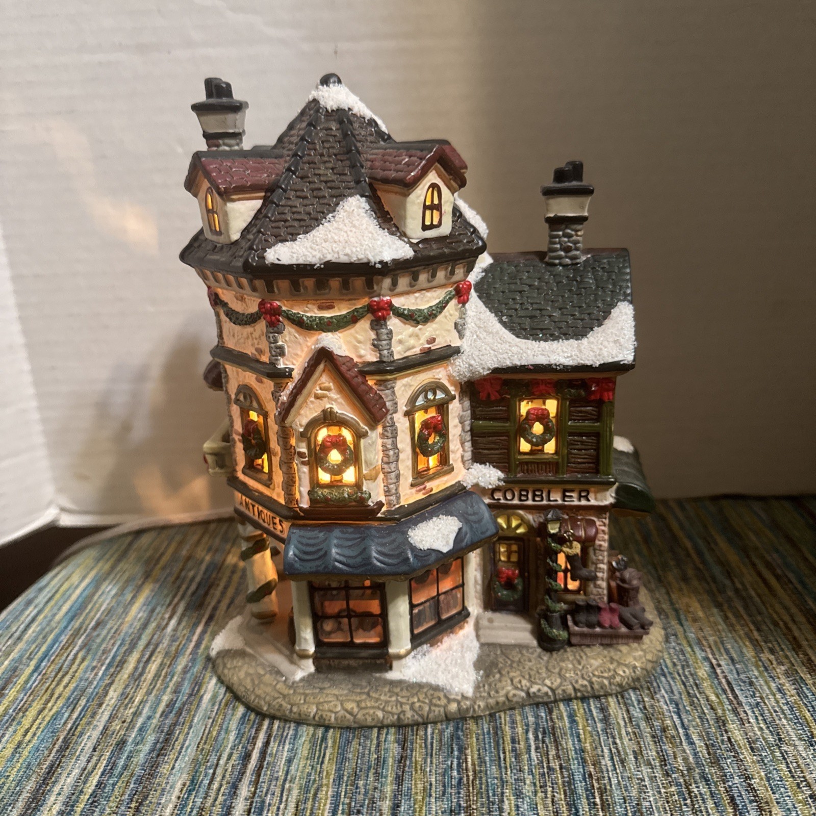 St Nicholas Square Cobbler And Village Shop W/ box & Light