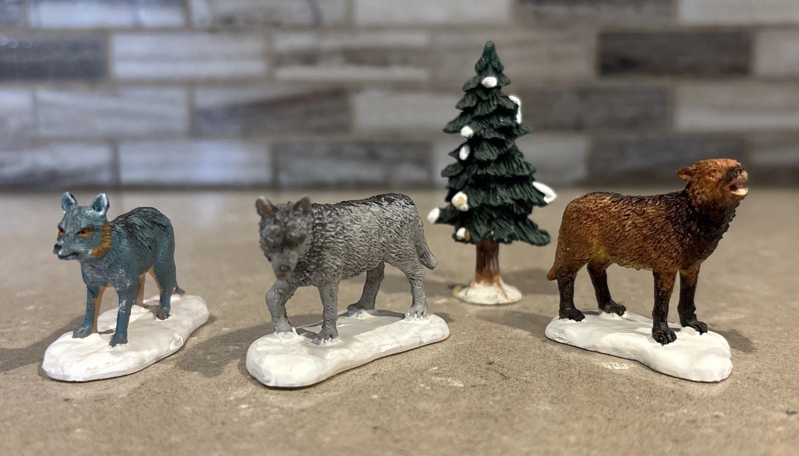 2001 Lemax Woodland Wolves Vail Village #12515 Enchanted Forest Wildlife