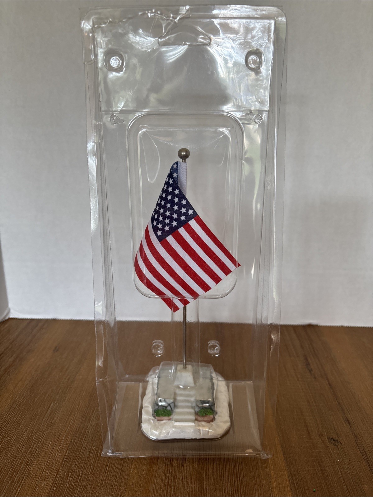 Village American flag on pole with base Christmas Lemax 1996 COVENTRY COVE 8”