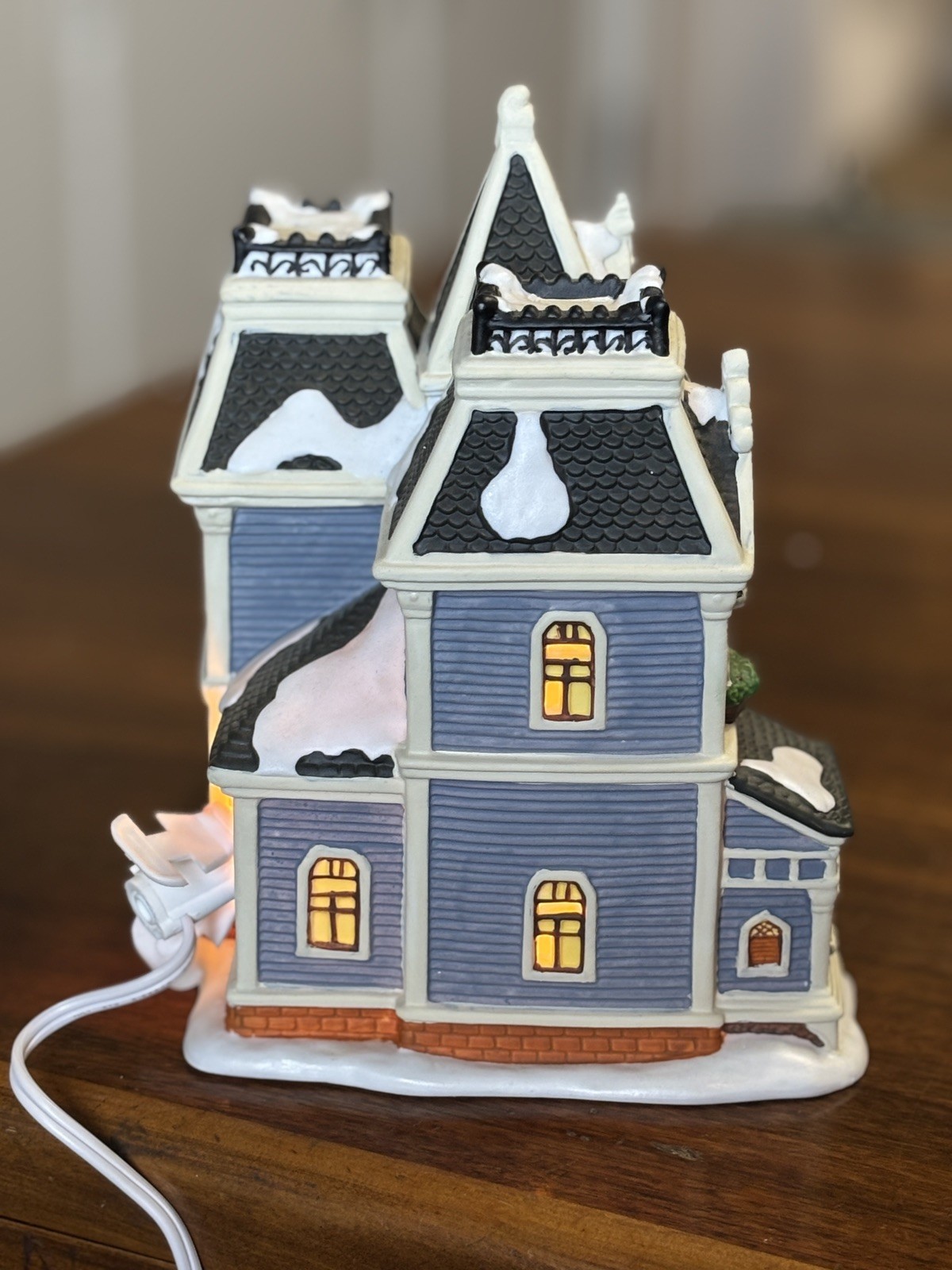 Lemax 2004 Holland House #63173 Carole Towne Christmas Collection Lighted