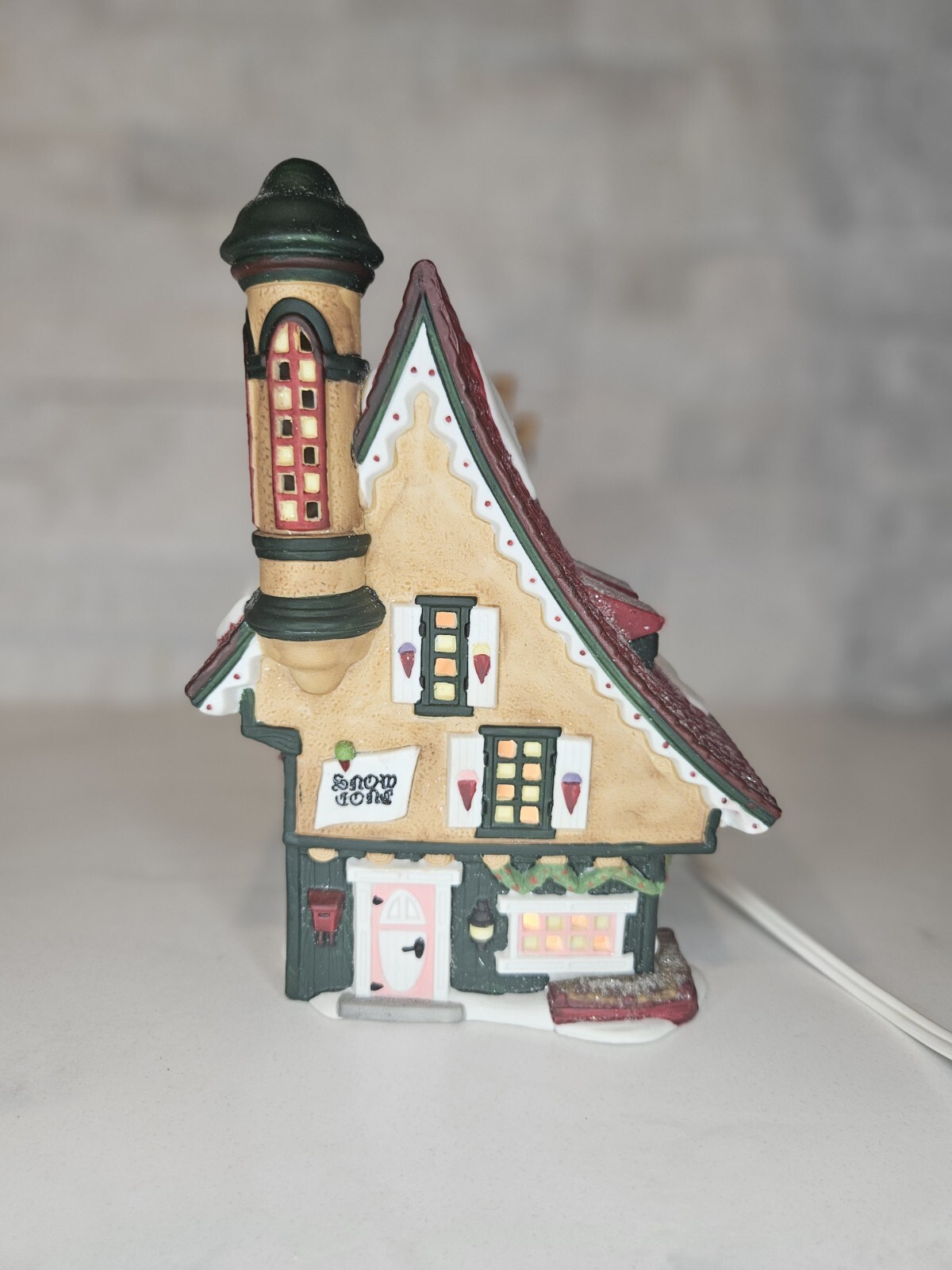 Dept 56 NORTH POLE SERIES – Elfin Snowcone Works W/ Light & Box
