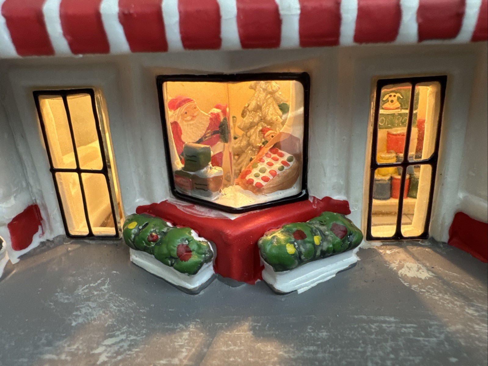 Holiday Time Walton’s 5 & 10 Lighted Porcelain House 2005 Retro Collection